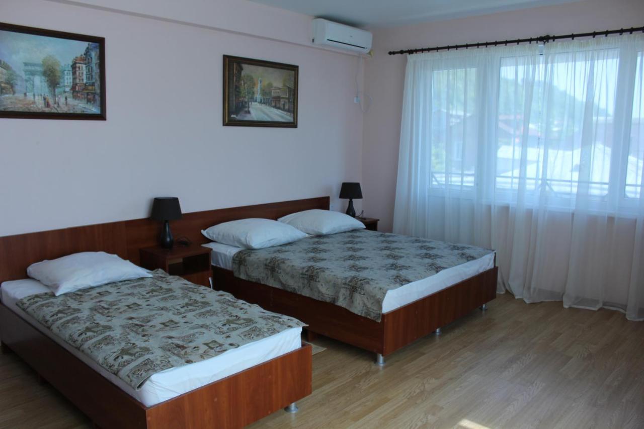 Guest House Zvanba Gagra Eksteriør billede